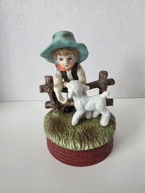 Vintage Heritage House Collector Edition Music Box Over The Rainbow Boy Lamb